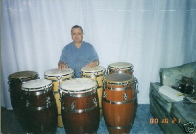 Junior con congas.jpg